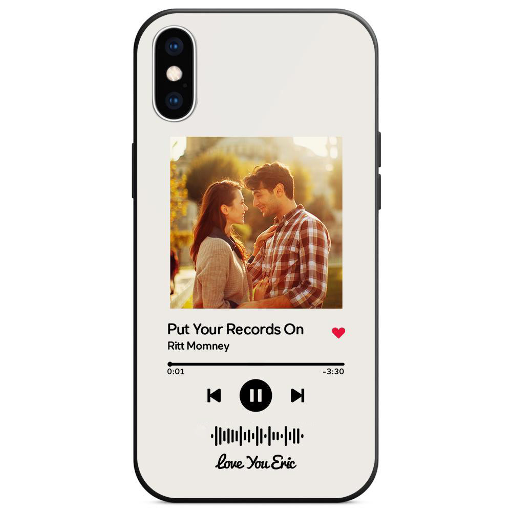 Personalisierte weiße Handyhülle mit eurem bevorzugten Song und liebevollen Texten – für tägliche Erinnerungen.