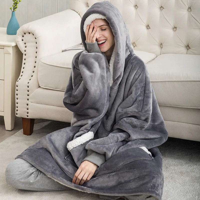 Ultraweicher, kuscheliger Hoodie in Übergröße, fühlt sich an wie eine warme Umarmung einer Wolldecke.