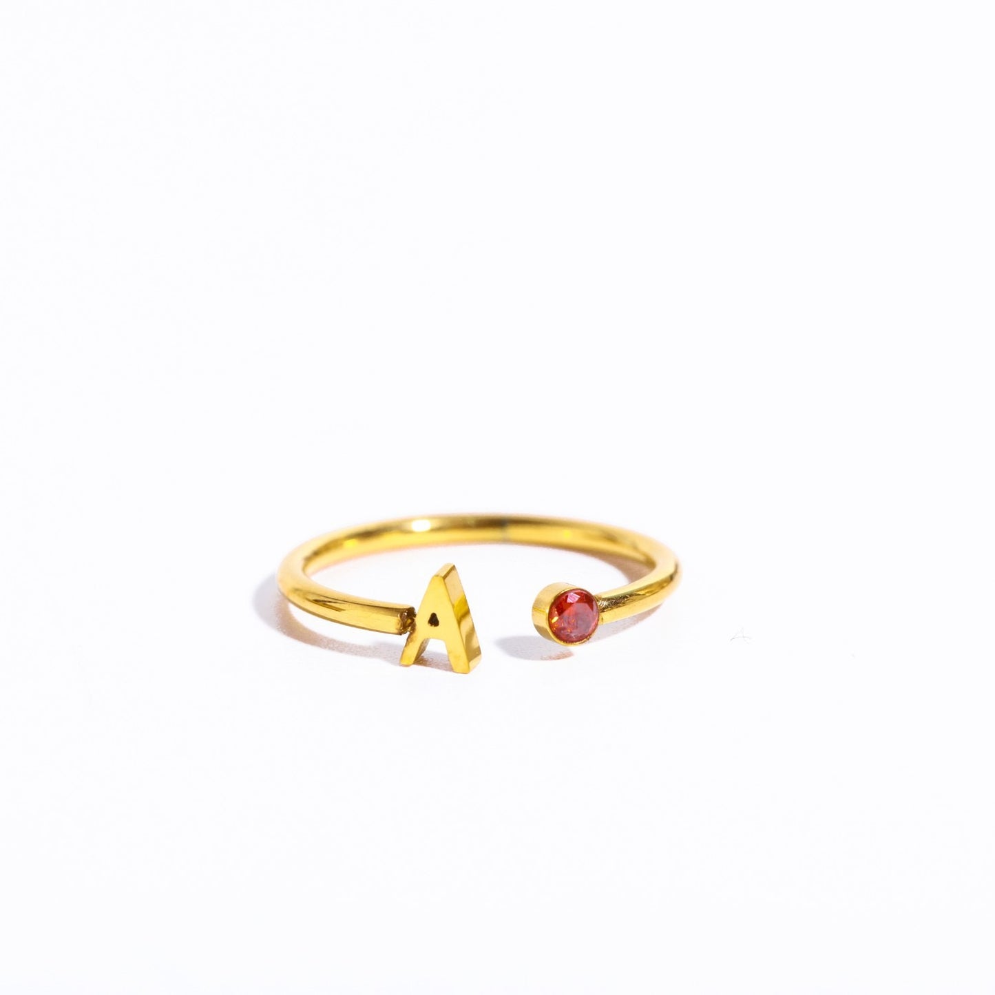 Ein goldener Ring mit dem Initial A