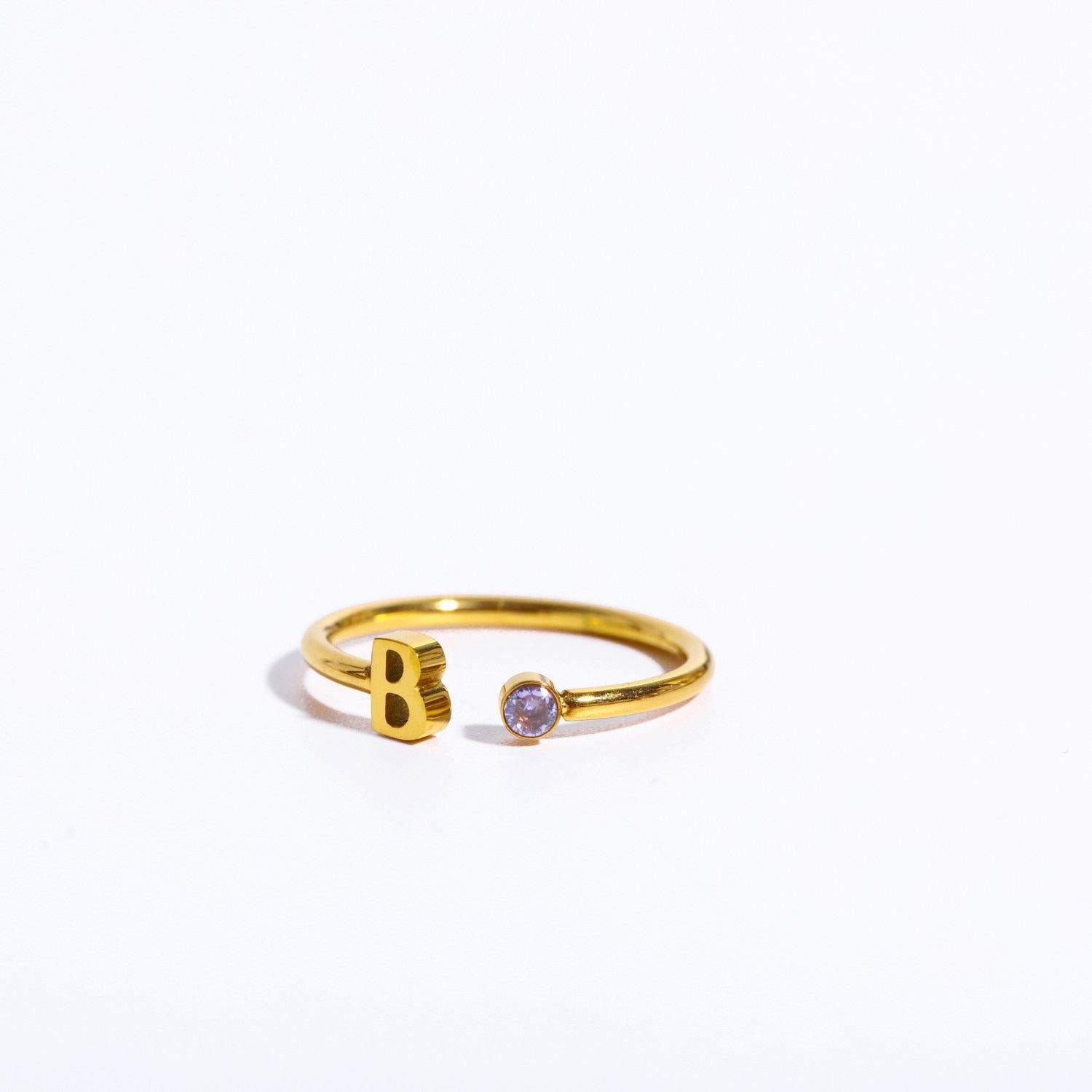 Ein goldener Ring mit dem Initial B