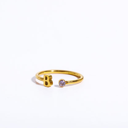 Ein goldener Ring mit dem Initial B