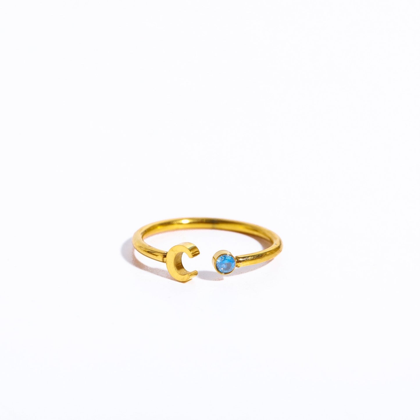 Ein goldener Ring mit dem Initial C