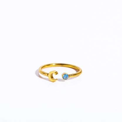 Ein goldener Ring mit dem Initial C