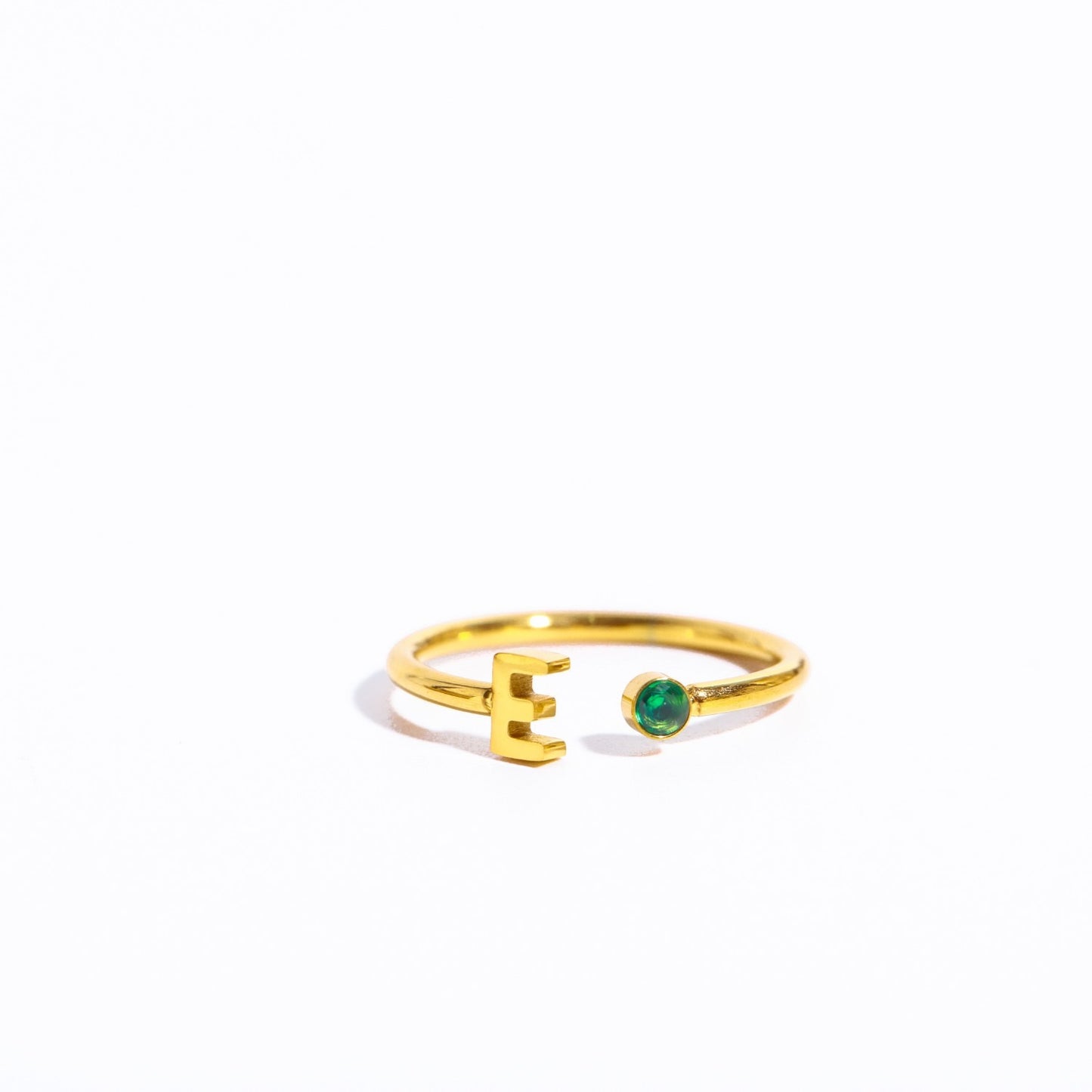 Ein goldener Ring mit dem Initial E
