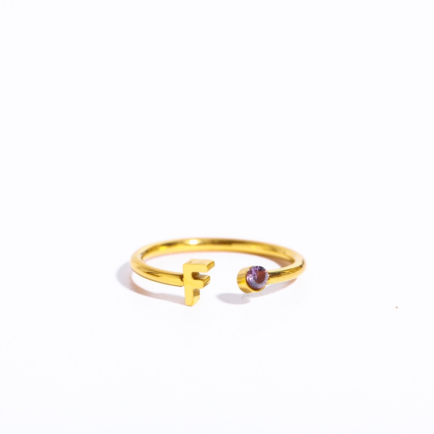 Ein goldener Ring mit dem Initial F