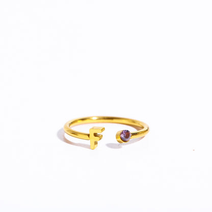 Ein goldener Ring mit dem Initial F