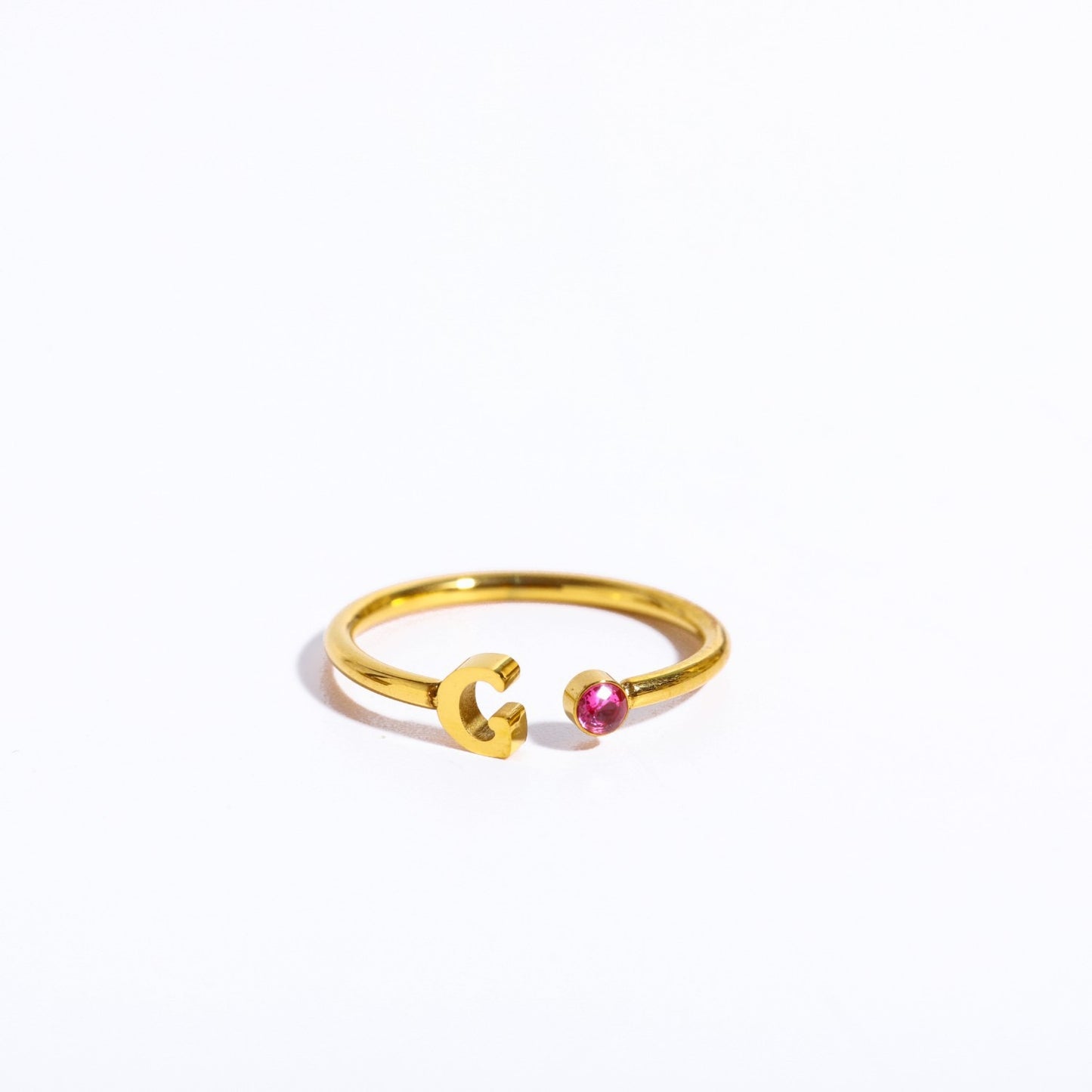 Ein goldener Ring mit dem Initial G