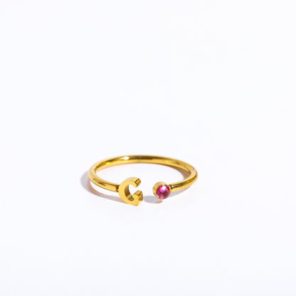 Ein goldener Ring mit dem Initial G