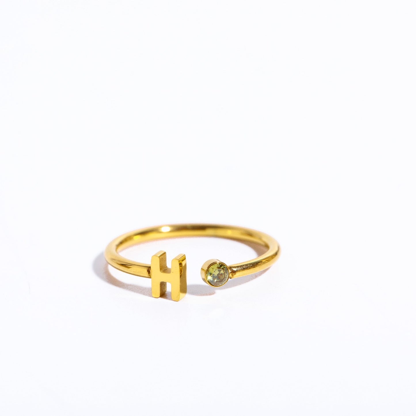 Ein goldener Ring mit dem Initial h