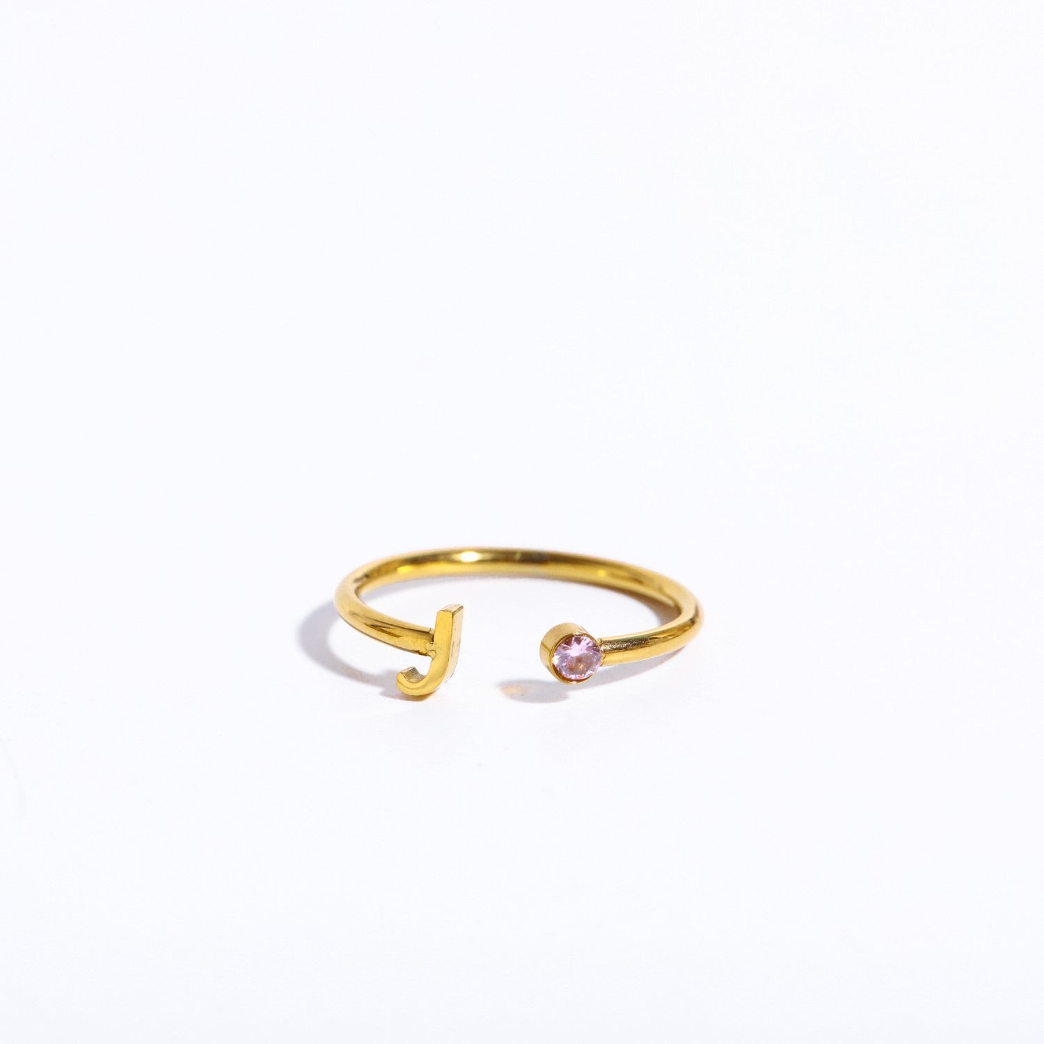 Ein goldener Ring mit dem Initial J