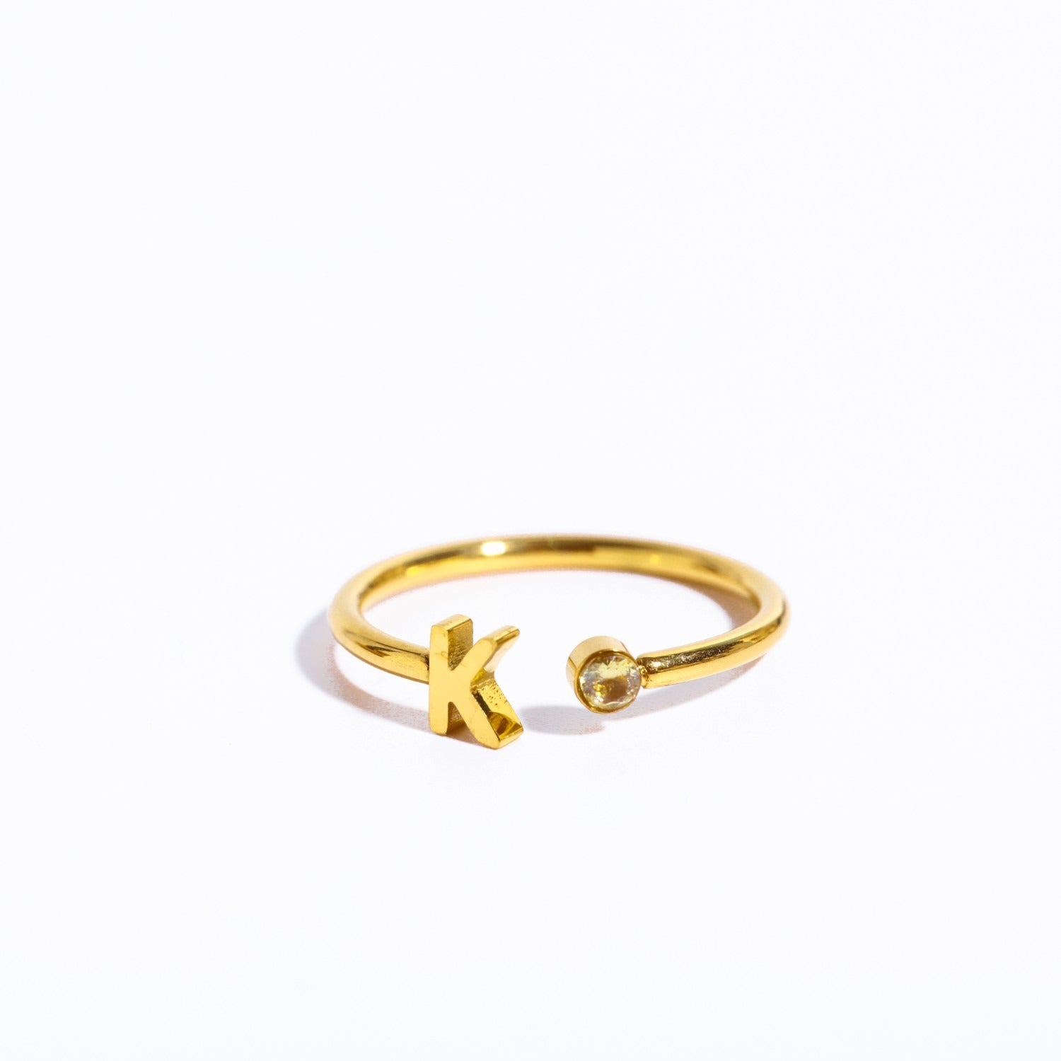Ein goldener Ring mit dem Initial K