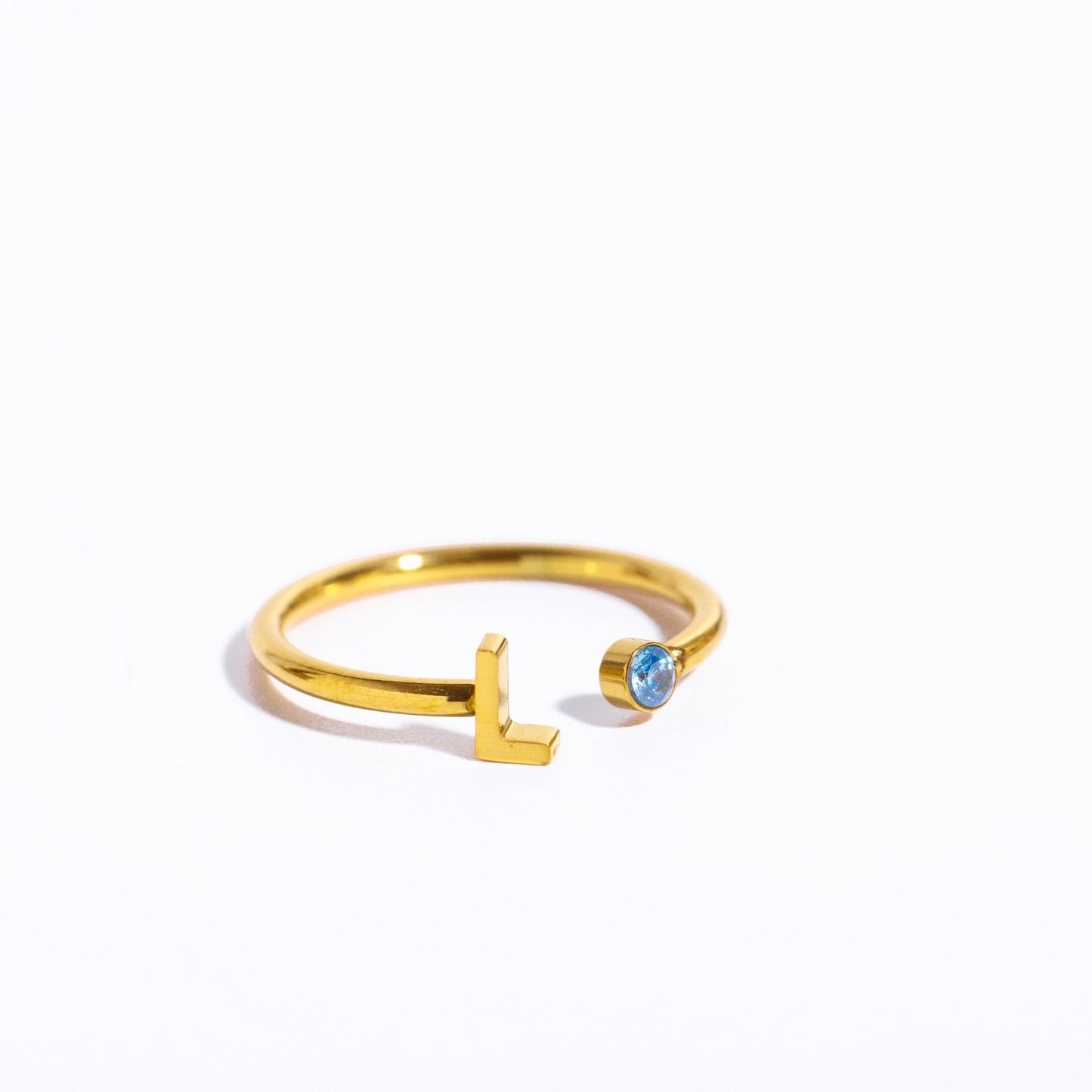 Ein goldener Ring mit dem Initial L