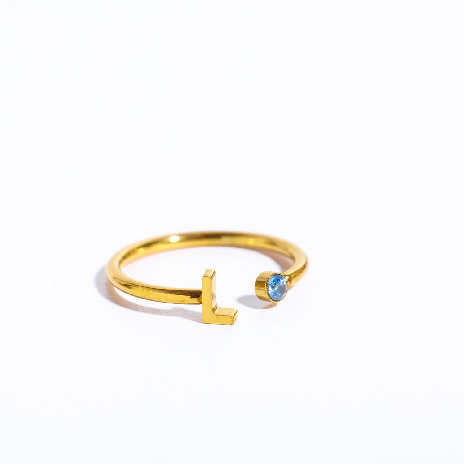 Ein goldener Ring mit dem Initial L