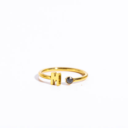 Ein goldener Ring mit dem Initial M