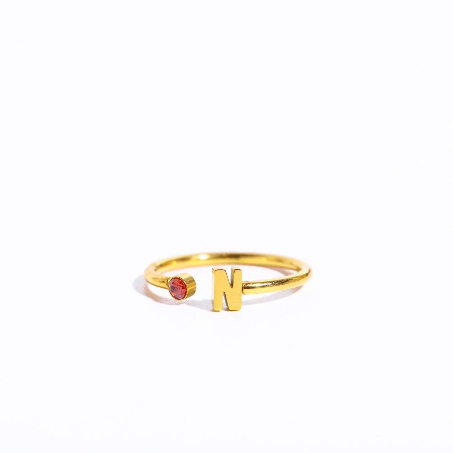 Ein goldener Ring mit dem Initial N