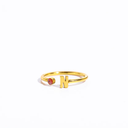 Ein goldener Ring mit dem Initial N