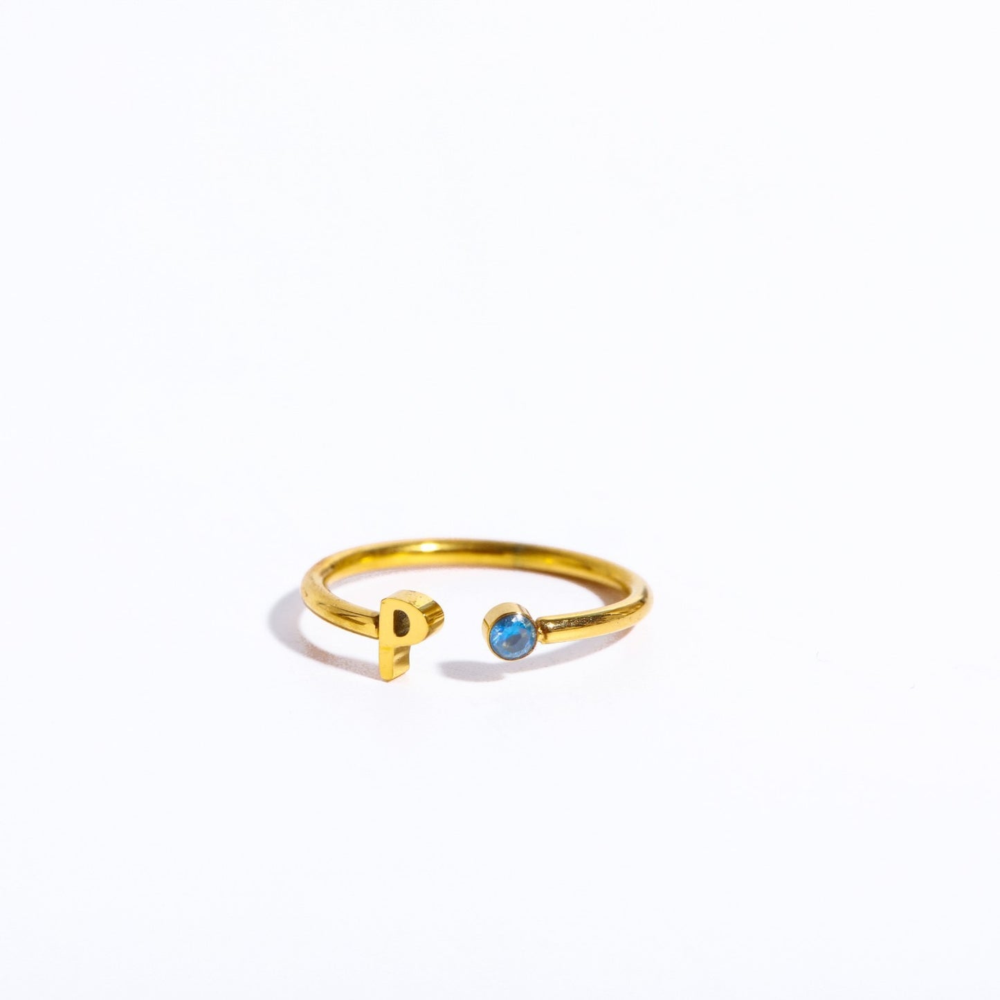 Ein goldener Ring mit dem Initial P