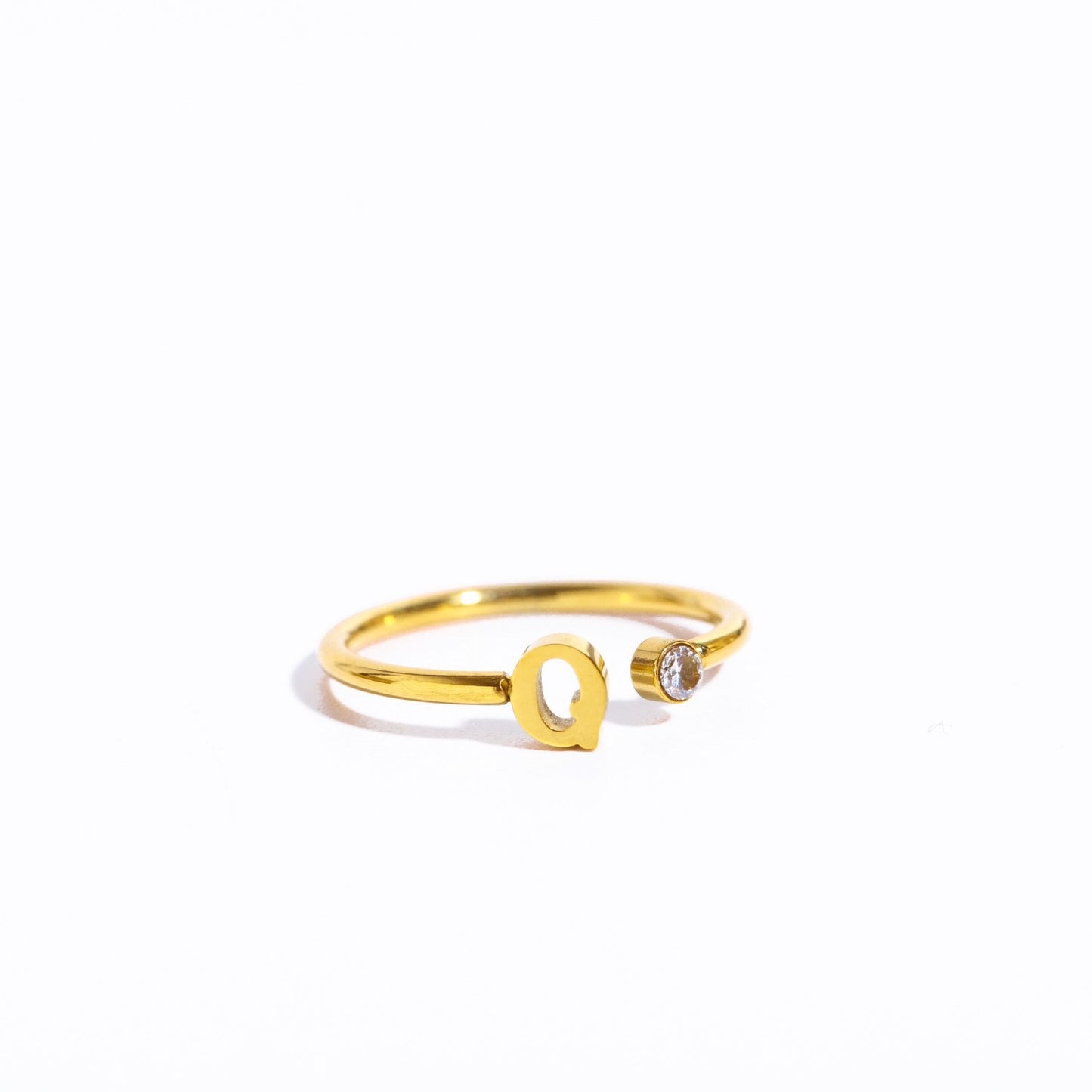 Ein goldener Ring mit dem Initial Q
