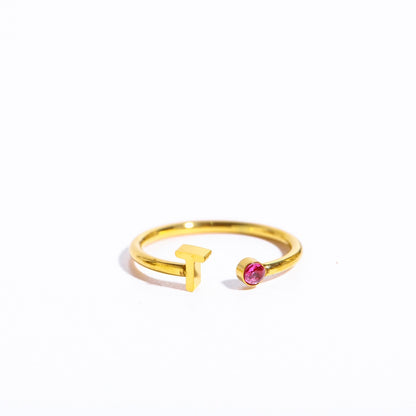 Ein goldener Ring mit dem Initial T