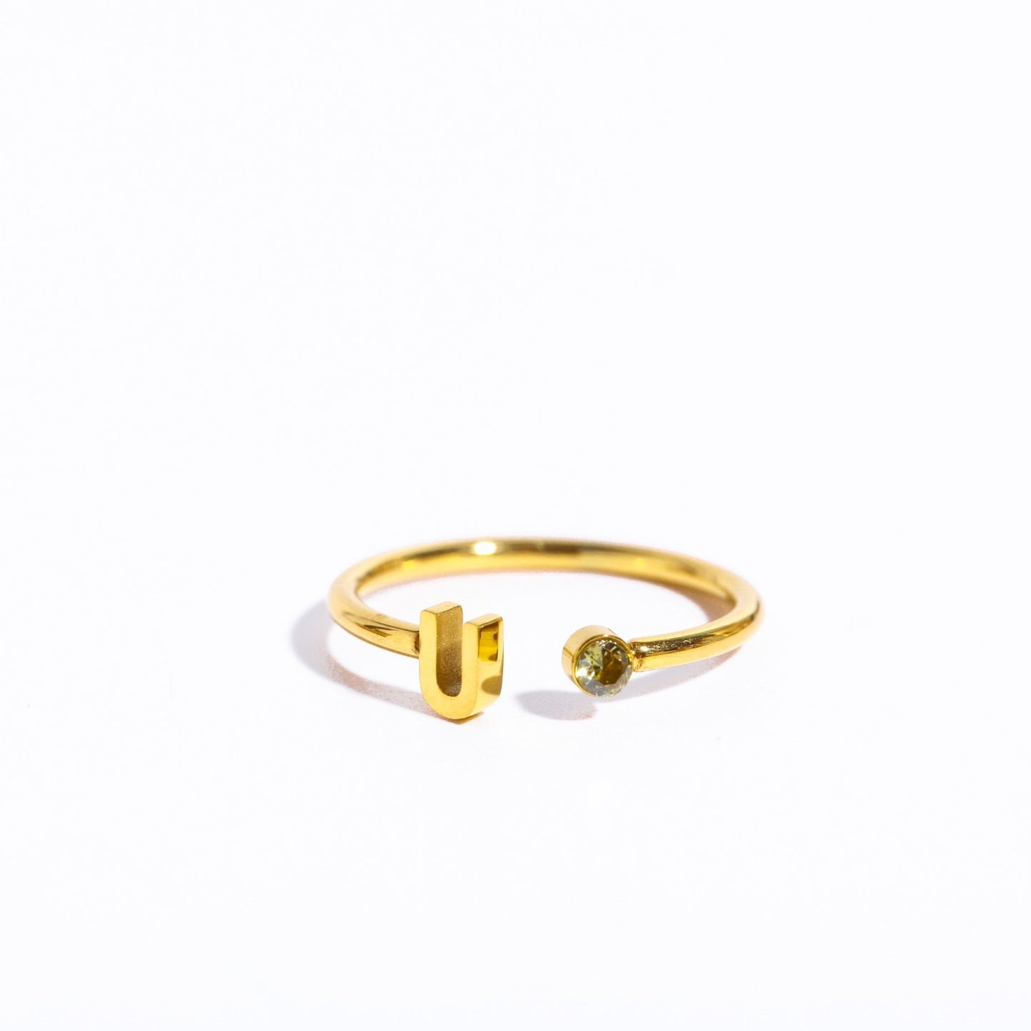 Ein goldener Ring mit dem Initial U