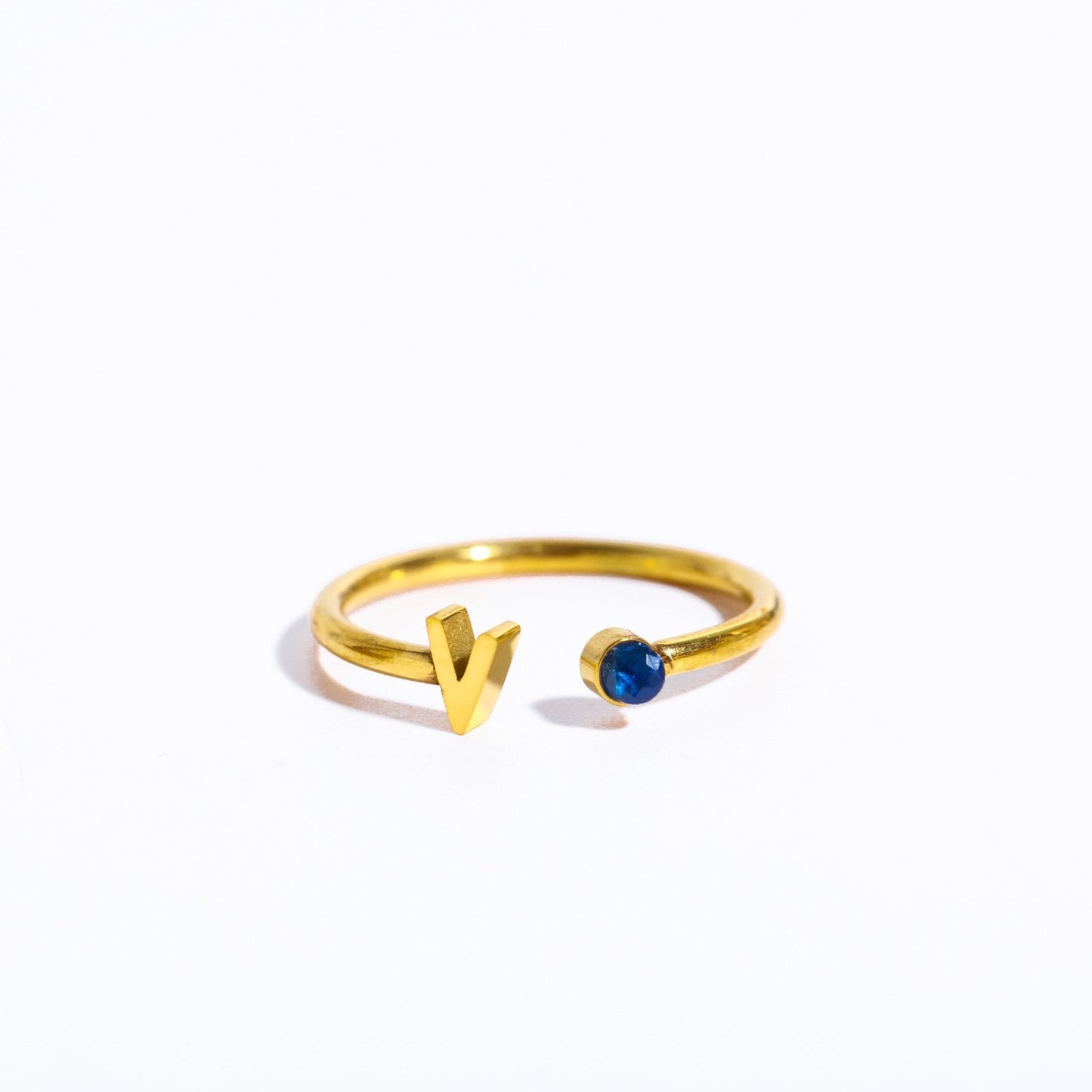 Ein goldener Ring mit dem Initial V