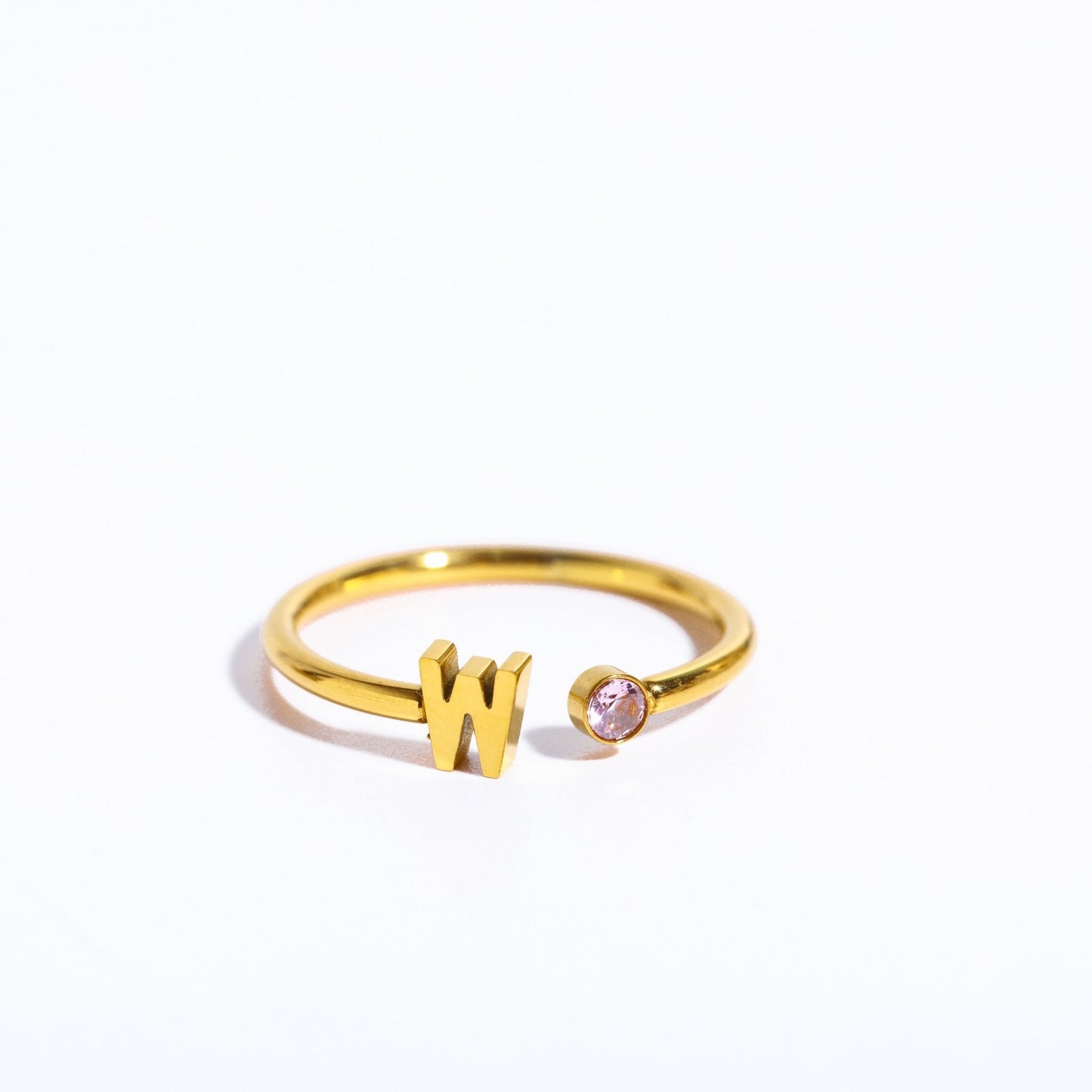 Ein goldener Ring mit dem Initial W