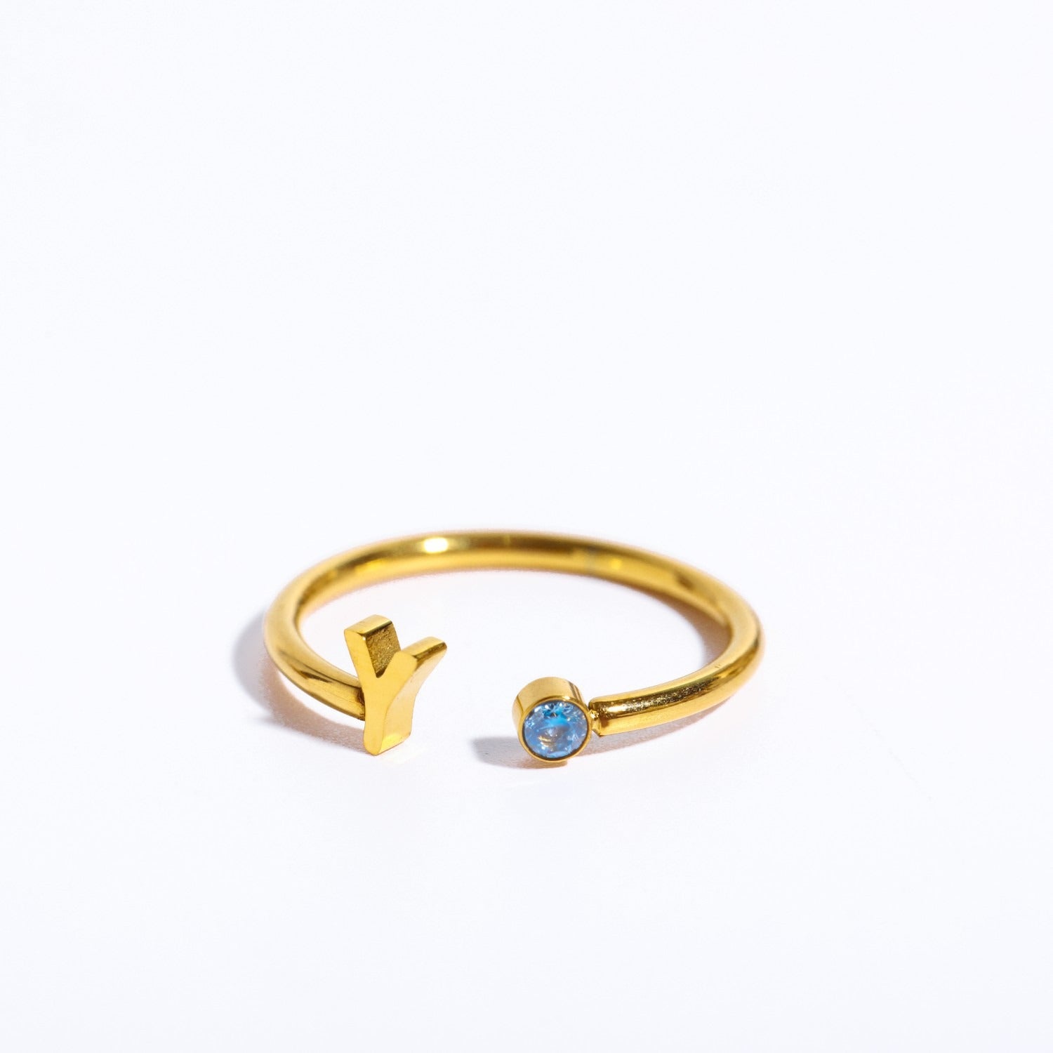 Ein goldener Ring mit dem Initial Y