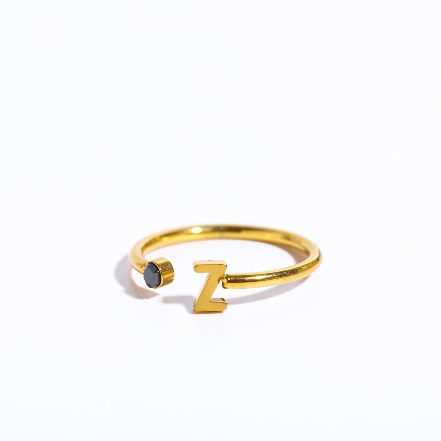 Ein goldener Ring mit dem Initial Z
